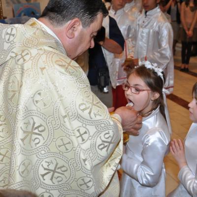28 aprilie: Bacău "Sfântul Nicolae": Prima Sfântă Împărtăşanie