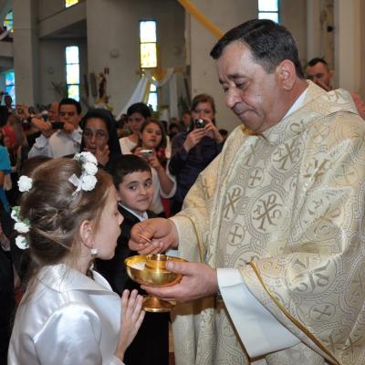 28 aprilie: Bacău "Sfântul Nicolae": Prima Sfântă Împărtăşanie