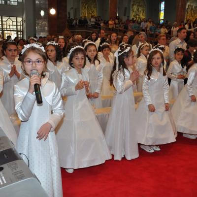 28 aprilie: Bacău "Sfântul Nicolae": Prima Sfântă Împărtăşanie