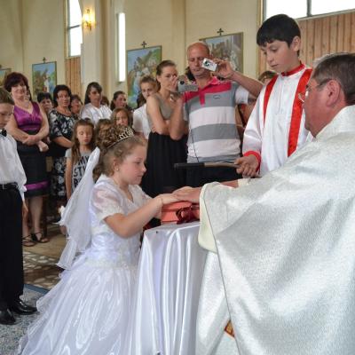 5 mai: Pârgăreşti: Prima sfântă Împărtăşanie