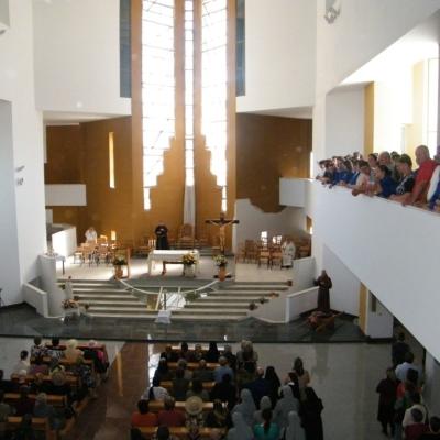 8 mai: Oneşti: Hramul sanctuarului "Fericitul Ieremia"
