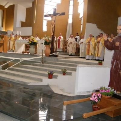 8 mai: Oneşti: Hramul sanctuarului "Fericitul Ieremia"