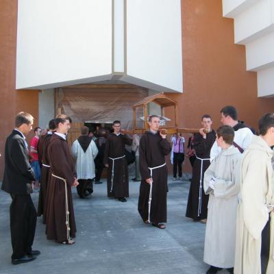 8 mai: Oneşti: Hramul sanctuarului "Fericitul Ieremia"
