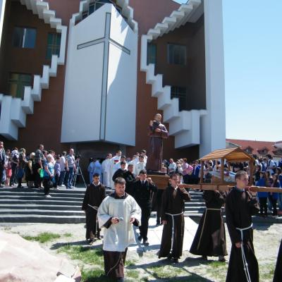 8 mai: Oneşti: Hramul sanctuarului "Fericitul Ieremia"