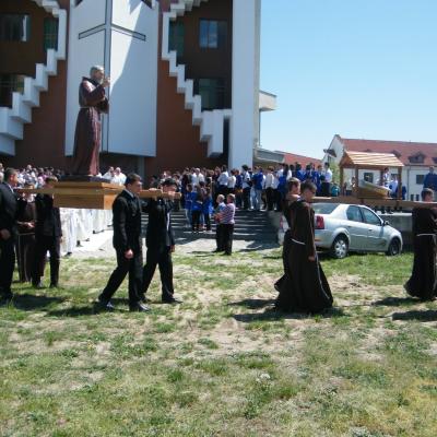 8 mai: Oneşti: Hramul sanctuarului "Fericitul Ieremia"