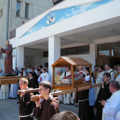 8 mai: Oneşti: Hramul sanctuarului "Fericitul Ieremia"