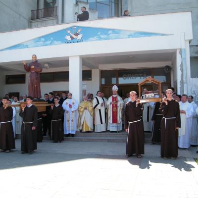 8 mai: Oneşti: Hramul sanctuarului "Fericitul Ieremia"