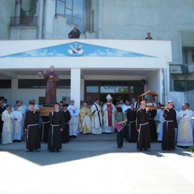 8 mai: Oneşti: Hramul sanctuarului "Fericitul Ieremia"