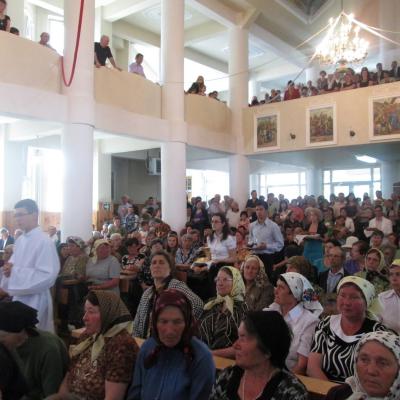 12 mai: Moineşti: Hramul Parohiei "Înălţarea Domnului"