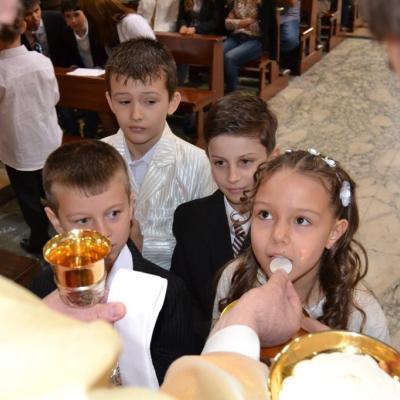 26 mai: Roma: Prima sfântă Împărtăşanie la copiii români