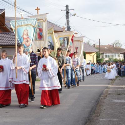 26 mai: Tămăşeni: Prima Sfântă Împărtăşanie şi procesiune