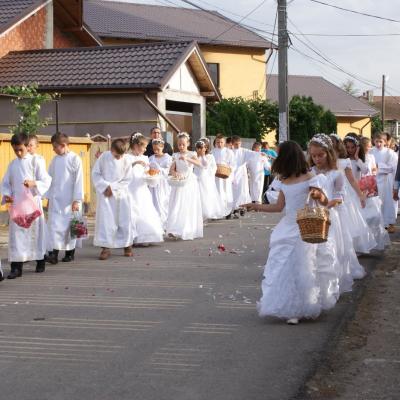 26 mai: Tămăşeni: Prima Sfântă Împărtăşanie şi procesiune
