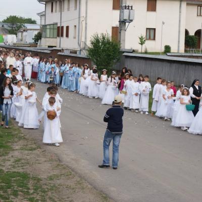 26 mai: Tămăşeni: Prima Sfântă Împărtăşanie şi procesiune