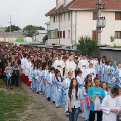 26 mai: Tămăşeni: Prima Sfântă Împărtăşanie şi procesiune