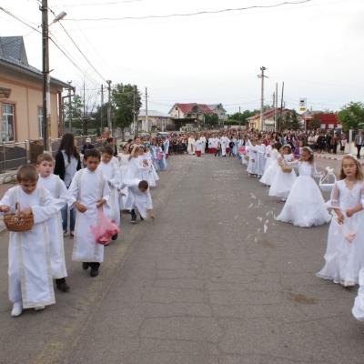 26 mai: Tămăşeni: Prima Sfântă Împărtăşanie şi procesiune