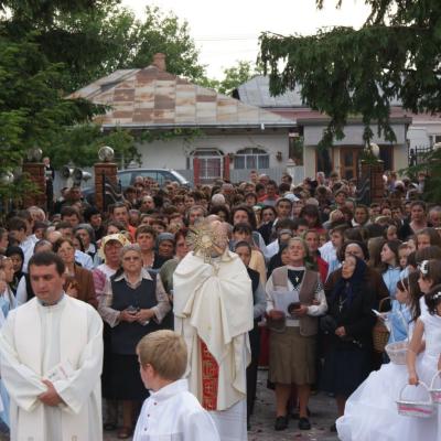 26 mai: Tămăşeni: Prima Sfântă Împărtăşanie şi procesiune