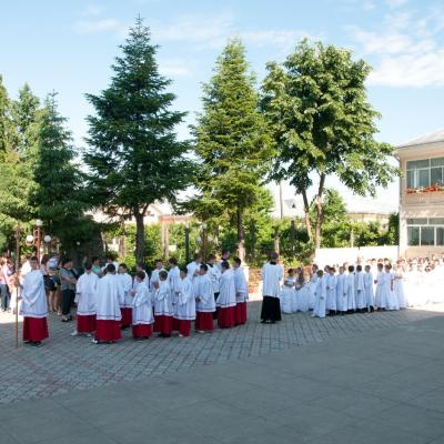 26 mai: Tămăşeni: Prima Sfântă Împărtăşanie şi procesiune