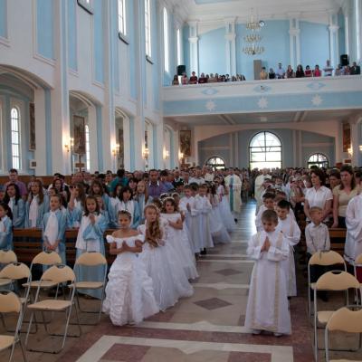 26 mai: Tămăşeni: Prima Sfântă Împărtăşanie şi procesiune