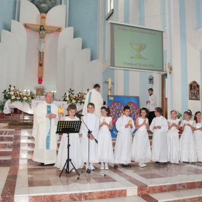 26 mai: Tămăşeni: Prima Sfântă Împărtăşanie şi procesiune