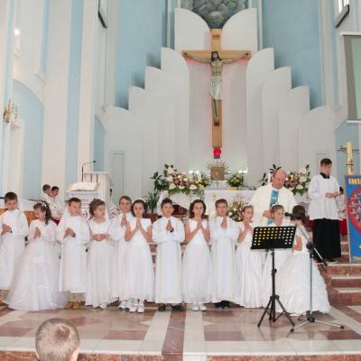 26 mai: Tămăşeni: Prima Sfântă Împărtăşanie şi procesiune