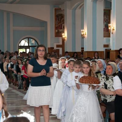 26 mai: Tămăşeni: Prima Sfântă Împărtăşanie şi procesiune