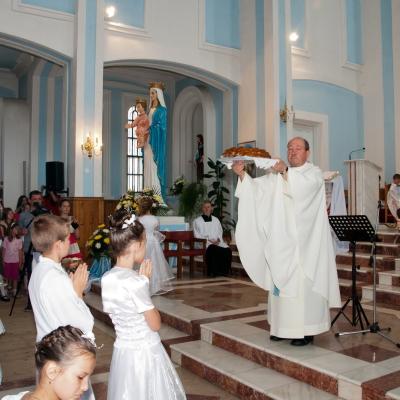 26 mai: Tămăşeni: Prima Sfântă Împărtăşanie şi procesiune