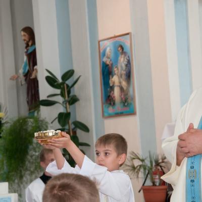 26 mai: Tămăşeni: Prima Sfântă Împărtăşanie şi procesiune
