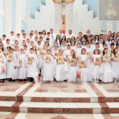 26 mai: Tămăşeni: Prima Sfântă Împărtăşanie şi procesiune