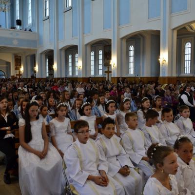 26 mai: Tămăşeni: Prima Sfântă Împărtăşanie şi procesiune