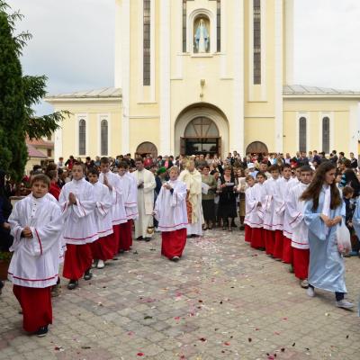 26 mai: Tămăşeni: Prima Sfântă Împărtăşanie şi procesiune