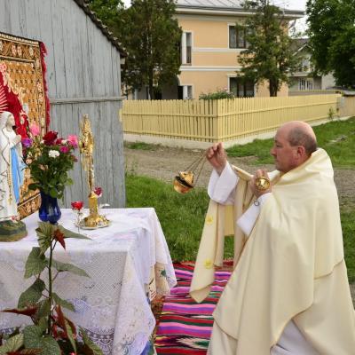 26 mai: Tămăşeni: Prima Sfântă Împărtăşanie şi procesiune