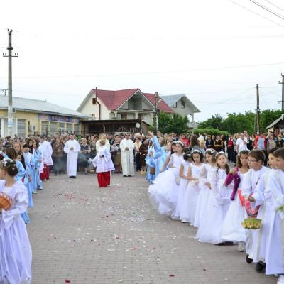 26 mai: Tămăşeni: Prima Sfântă Împărtăşanie şi procesiune