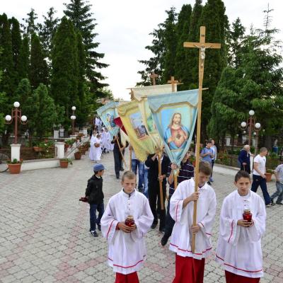 26 mai: Tămăşeni: Prima Sfântă Împărtăşanie şi procesiune
