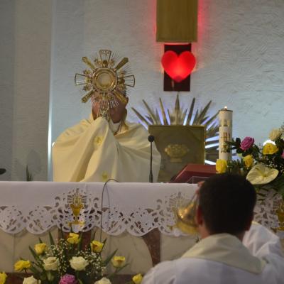 26 mai: Tămăşeni: Prima Sfântă Împărtăşanie şi procesiune