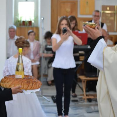 26 mai: Târgu Ocna: Prima sfântă Împărtăşanie