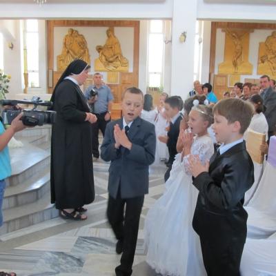 26 mai: Târgu Ocna: Prima sfântă Împărtăşanie