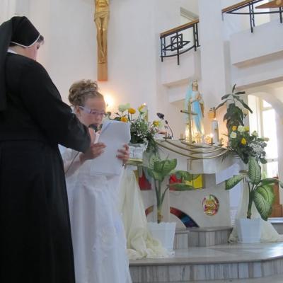 26 mai: Târgu Ocna: Prima sfântă Împărtăşanie