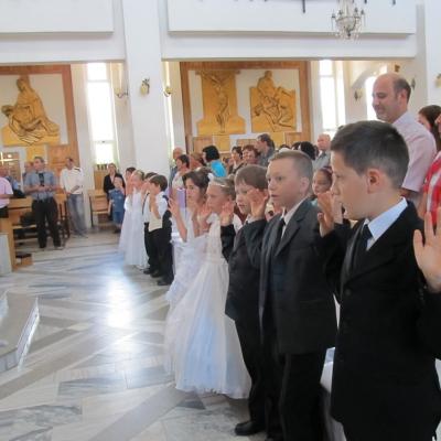 26 mai: Târgu Ocna: Prima sfântă Împărtăşanie