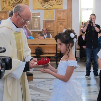 26 mai: Târgu Ocna: Prima sfântă Împărtăşanie
