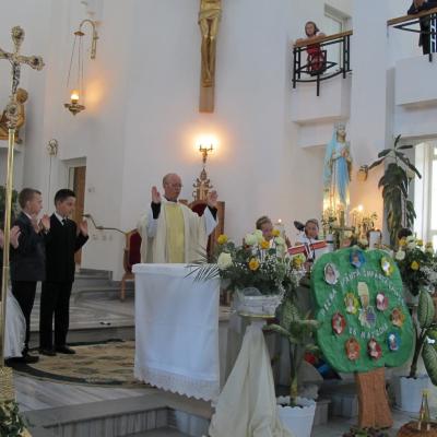 26 mai: Târgu Ocna: Prima sfântă Împărtăşanie