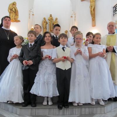 26 mai: Târgu Ocna: Prima sfântă Împărtăşanie