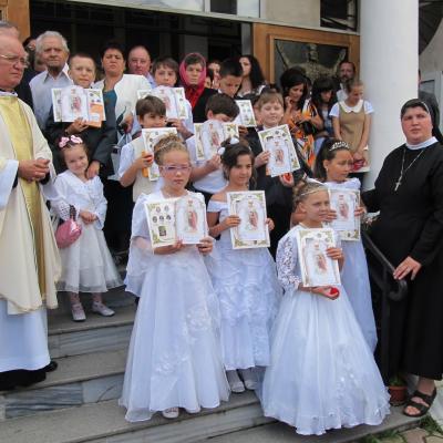 26 mai: Târgu Ocna: Prima sfântă Împărtăşanie