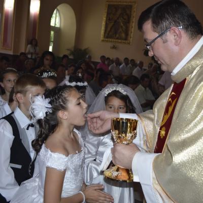 26 mai: Huşi Corni: Prima Sfântă Împărtăşanie