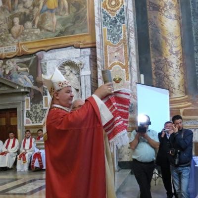 2 iunie: Roma: Conferirea sfântului Mir unor adolescenţi din comunitatea română