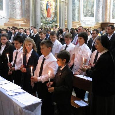 2 iunie: Roma: Conferirea sfântului Mir unor adolescenţi din comunitatea română