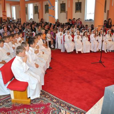 16 iunie: Ciugheş: Prima sfântă Împărtăşanie