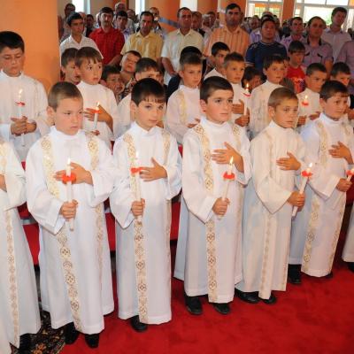 16 iunie: Ciugheş: Prima sfântă Împărtăşanie