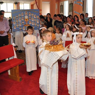 16 iunie: Ciugheş: Prima sfântă Împărtăşanie