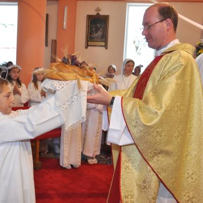 16 iunie: Ciugheş: Prima sfântă Împărtăşanie