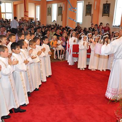 16 iunie: Ciugheş: Prima sfântă Împărtăşanie